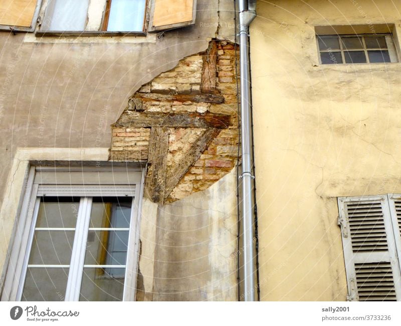 hinter die Fassade blicken... Fachwerk alt baufällig Backstein abblättern renovierungsbedürftig Haus Mauer Mauerwerk runtergekommen Holzbalken kaputt