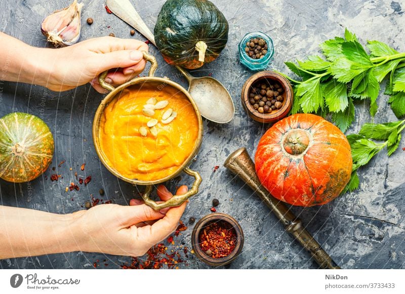 Kürbis-Veganer-Suppe Hände Kegler Herbstessen Schalen & Schüsseln Gemüse Sahne Gesundheit Squash Vegetarier cremig Halloween rustikal traditionell Lebensmittel