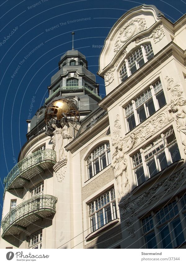 Antique in Wien Architektur Schräger Winkel gold goldene Weltkugel
