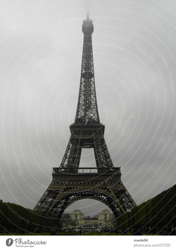 Eiffel Turm Tour d'Eiffel Stil Gebäude Wolken Paris Stadt historisch groß Nebel Architektur Garten modern Altstadt