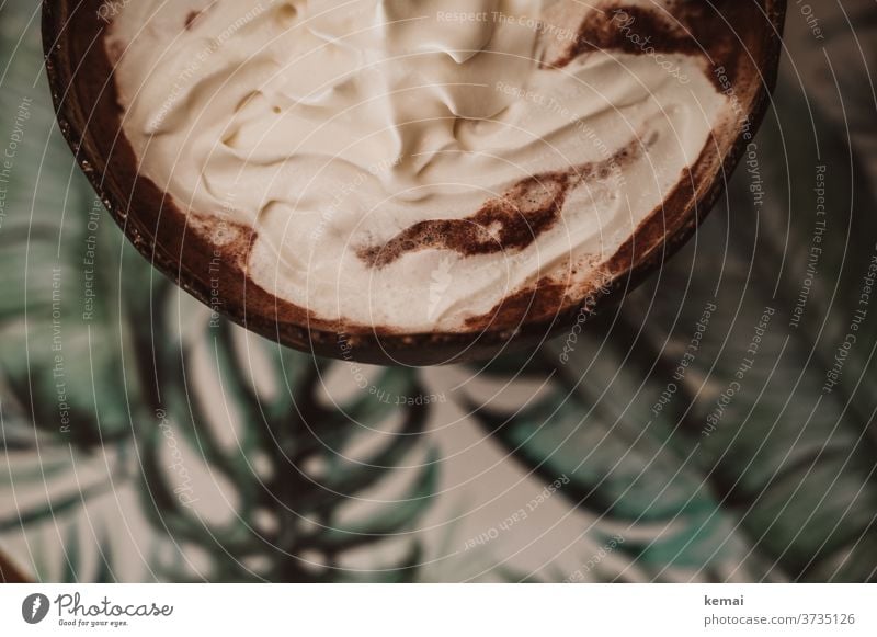 Heiße Schokolade mit Sahne Tasse Tisch Vogelperspektive Draufsicht lecker warm Herbst Kakao heiß Getränk Heißgetränk Lebensmittel Ernährung süß Becher Dessert