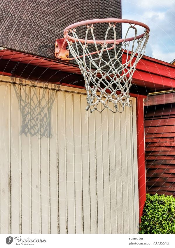 Basketballring mit Netz, Schatten, befestigt an einer Mauer Tag Menschenleer Außenaufnahme Farbfoto Stadt Basketballkorb Wand Schönes Wetter Freizeit & Hobby