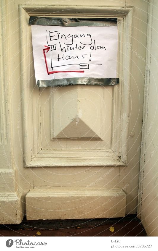 Umleitung l Eingang hinter dem Haus. Eingangstür Schilder & Markierungen Haustür Tür türen Hinweisschild hinweisen Schriftzeichen Warnschild Zeichen Pfeil