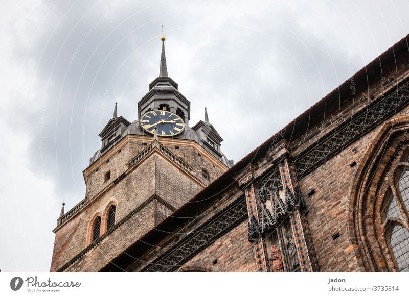 kirche von unten. Kirche Religion & Glaube Christentum Gotteshäuser Architektur Bauwerk Kirchturm Uhr Gebäude Himmel Turm historisch Froschperspektive alt