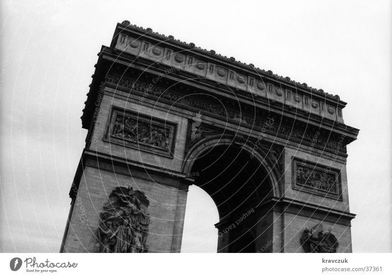 Triumphbogen Paris schlechtes Wetter Froschperspektive grau Architektur Arc de Triomphe Schwarzweißfoto Menschenleer Himmel Bogen Vergangenheit verrückt