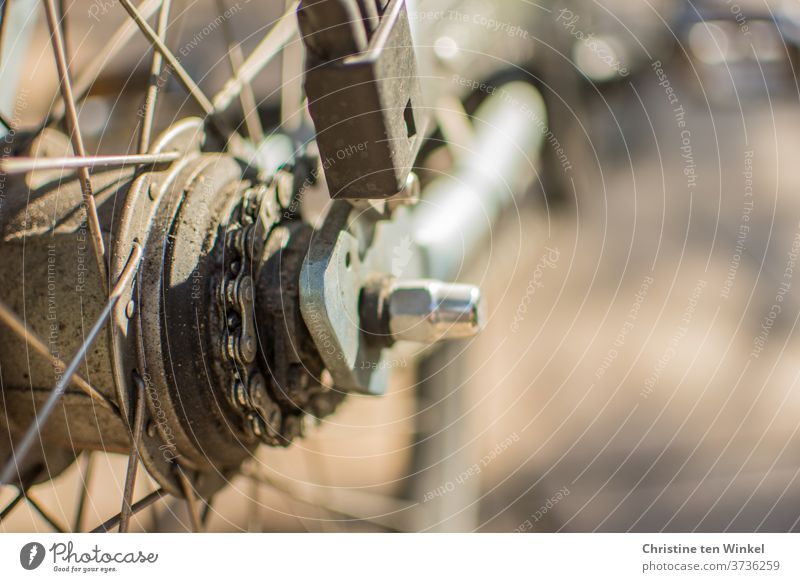 Fahrrad. Detailaufnahme. Licht. Schatten. Sonnenlicht Speichen Reifen glänzend Nahaufnahme Reflexion & Spiegelung Fahrradspeichen Fahrradnabe Kette Fahrradkette