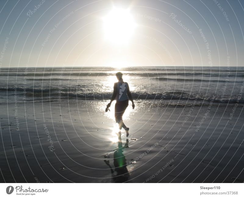 daydream Meer Strand Gegenlicht Frau Wellen Afrika Sonne Wasser blau