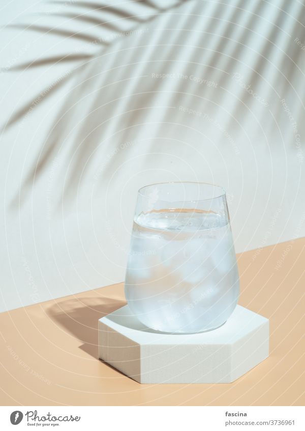 Modernes Stilleben mit Kaltwasserglas Wasser Getränke-Mockup stylisch Stillleben Eis Minimalismus Attrappe Sockel tropisch Glas Gaukler Sechseck trinken trendy