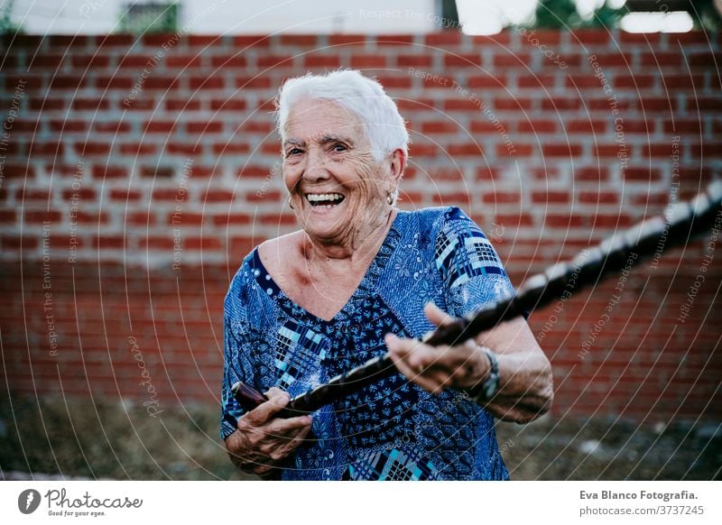 glückliche alte Dame, die im Freien lächelt und Spaß hat Glück Lachen Lächeln Freude Frau Porträt älter heimwärts weiße Haare graue Haare mental Großmutter