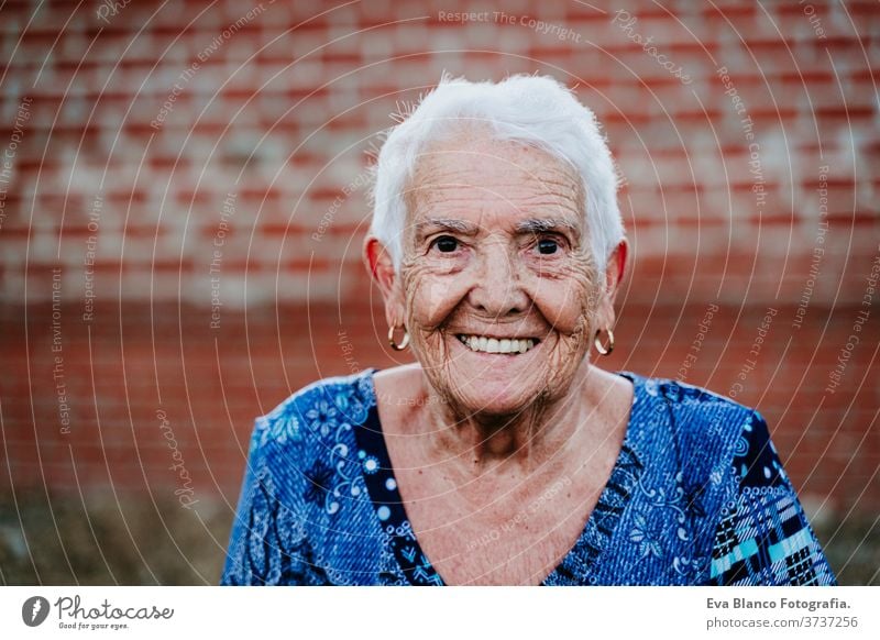 Porträt einer alten Dame in den 80er Jahren, die im Freien lächelt Glück Lächeln Lachen Freude Frau älter heimwärts garrotte weiße Haare graue Haare mental
