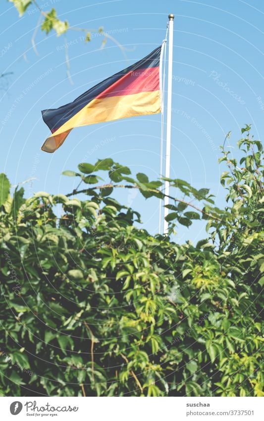 Teekesselchen  Fahne - vom Sturm zerfetzte Deutschlandflagge vor