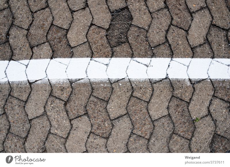 Grenze, Streifen auf dem Boden sperrung Linie Bodenbelag Pflastersteine Beton weiß abgesperrt Vergänglichkeit Verbote