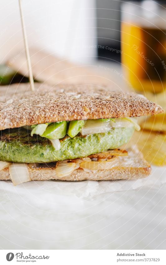 Leckeres Sandwich mit Gemüse im Cafe Belegtes Brot Veganer grün Kotelett Tisch Café Lebensmittel Mahlzeit lecker geschmackvoll frisch Mittagessen Speise Küche