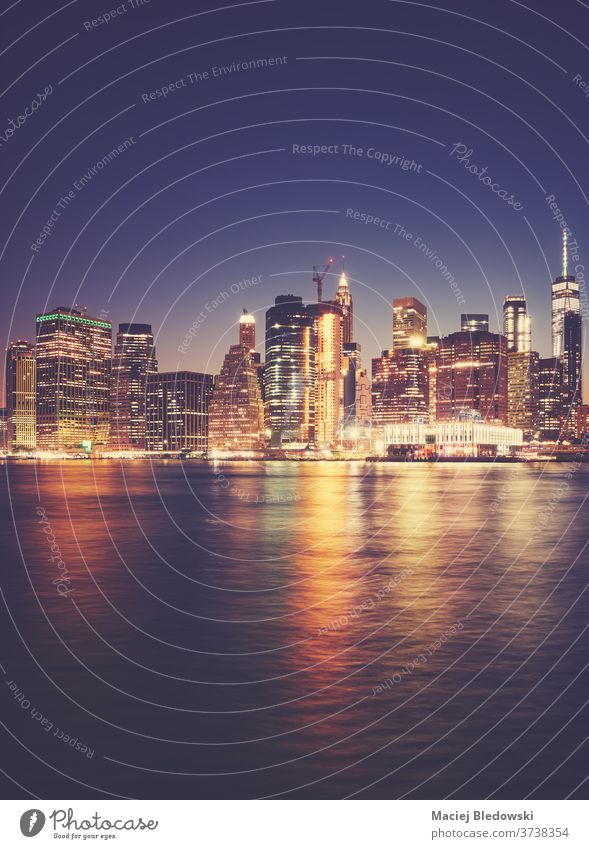 Das nächtliche Hafenviertel von Manhattan, New York City, USA. neu Nacht Großstadt Instagrammeffekt Wolkenkratzer Gebäude purpur Hafengebiet Skyline Stadtbild