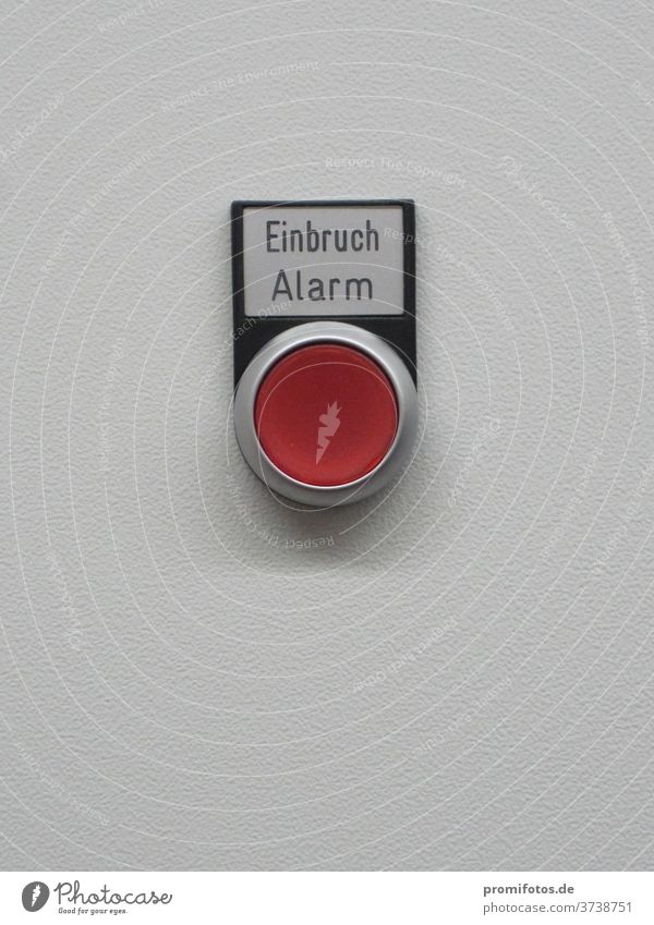 Ein roter Knopf mit Schild "Einbruch Alarm". Foto: Alexander Hauk Kriminalität dieb diebe Diebstahl Farbfoto Angst Sicherheit gefährlich Technik Innenaufnahme