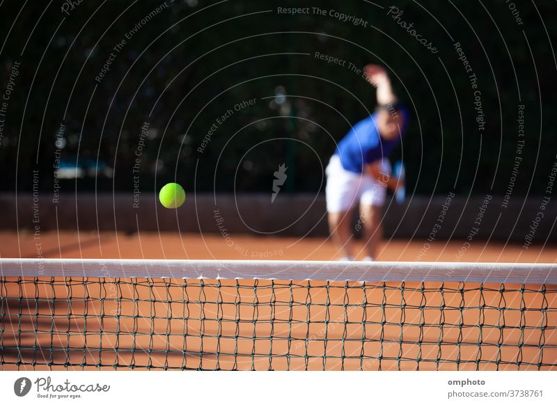 Tennisball knapp über das Netz nach kraftvollem ersten Aufschlag eines Spielers Ball dienen Gericht schlagend schießen kampfstark Ass gewinnen spielen Kulisse