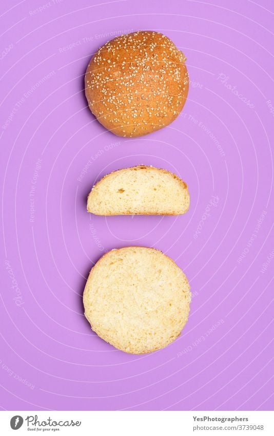 Brötchen isoliert auf einer violetten Farbe. Draufsicht auf hausgemachte Burgerbrötchen Hintergrund backen gebacken Bäckerei Bälle Essen zubereiten Textfreiraum