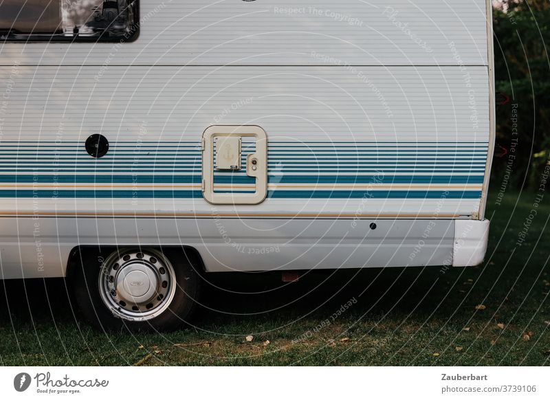 Kleinbus der Achtzigerjahre als Wohnmobil für Camping und Vanlife