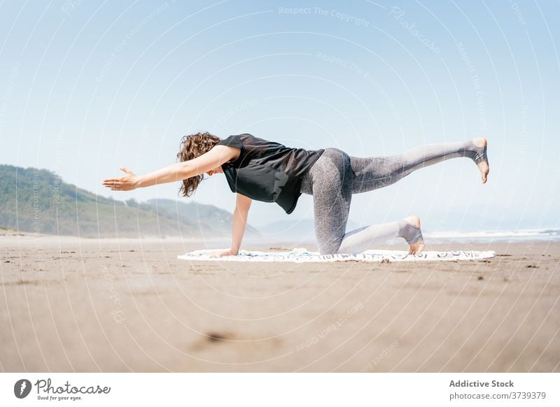 Schlanke Frau macht Yoga-Pose am Strand MEER üben Asana Gleichgewicht Windstille Meeresufer Harmonie Wellness Lifestyle beweglich Augen geschlossen Natur