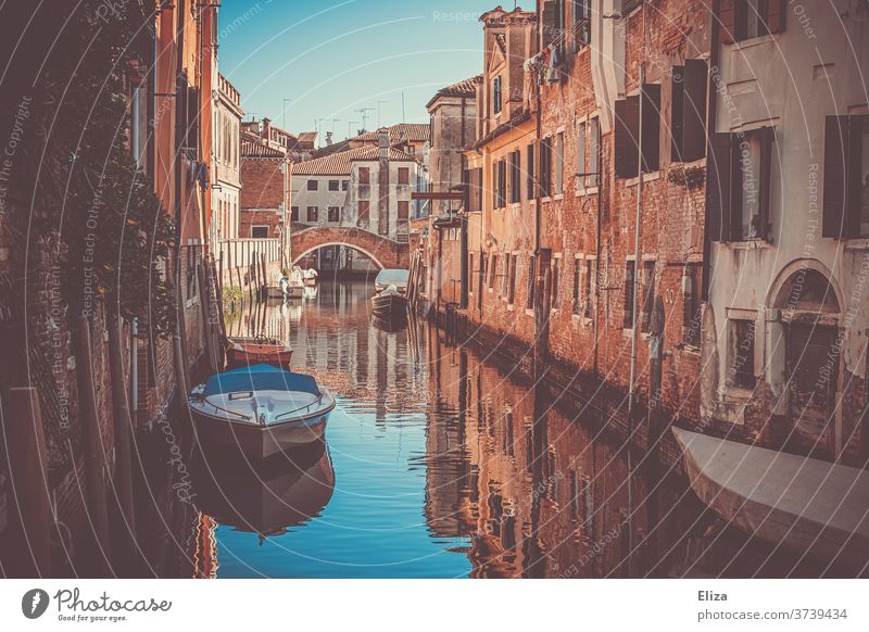 Ein kleiner Kanal in Venedig Wasser stimmungsvoll Boote Italien Tourismus Sehenswürdigkeit Stadt Altstadt eng Brücke Häuser romantisch
