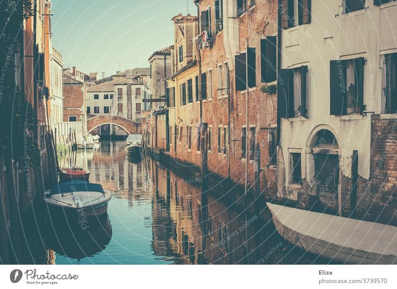 Ein kleiner Kanal mit Booten in Venedig Brücke Häuser Menschenleer Altstadt Italien Fassade Wasser Gebäude malerisch schön alt Tag Stadt Spiegelung Städtereise