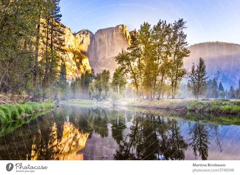 El Capitan spiegelt sich am Morgen kurz nach Sonnenaufgang in einem See, Yosemite National Park, Kalifornien USA orange golden national yosemite Felsen Kapitän