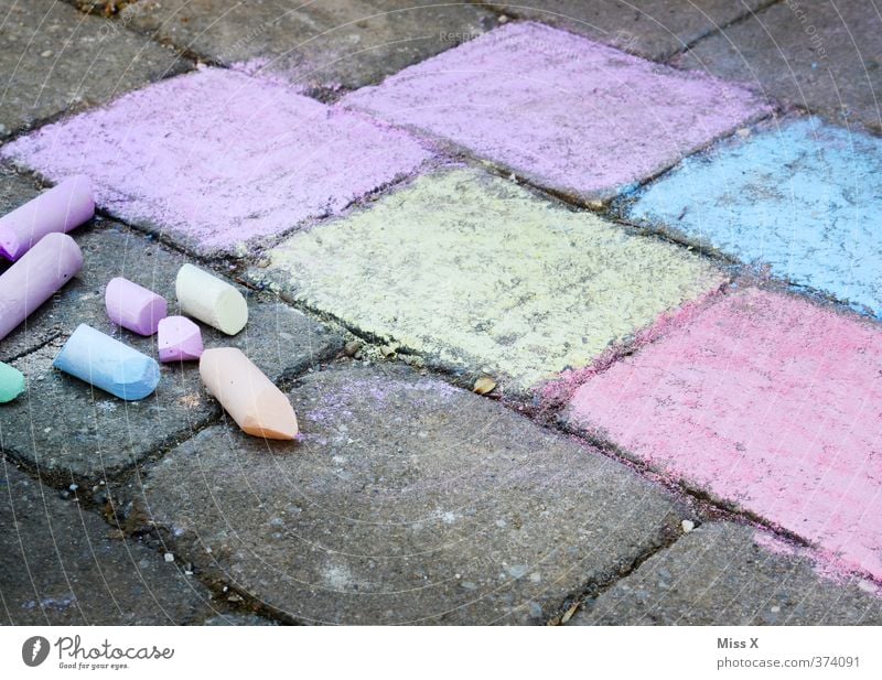 Straßenkreide Freizeit & Hobby Spielen Kinderspiel Kunst zeichnen mehrfarbig Kindheit Kreide Malkreide Straßenmalkreide Strassenmalerei Steinplatten bemalt