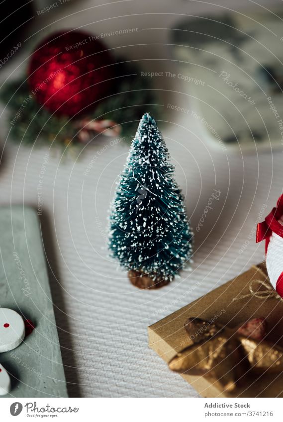 Festliche Weihnachtsdekoration mit Tannenbaum Weihnachten Dekoration & Verzierung Baum präsentieren feiern Feiertag Tisch festlich glühen Glanz Fell Fichte