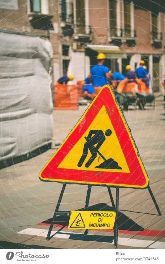 Bauarbeiten in Venedig Bauarbeiter bauen Handwerker Baustelle Arbeiter Warnschild Platz Italien mehrere