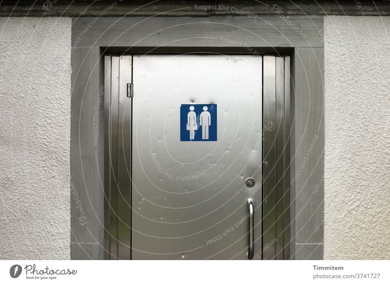Hinweisschild - paarweise eintreten, Arme angelegt! WC WC-Tür Metall glänzend Paar Toilette Wand Türgriff Menschenleer