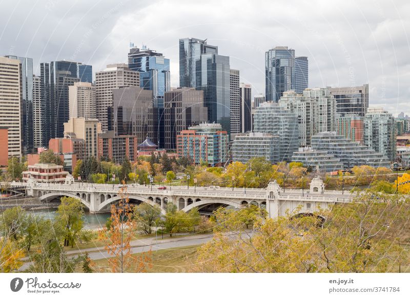 Architektur und Natur |Skyline von Calgary im Herbst mit Brücke über den Bow River Hochhäuser wolkenkratzer Fluss Stadt Großstadt Sightseeing Kanada Alberta
