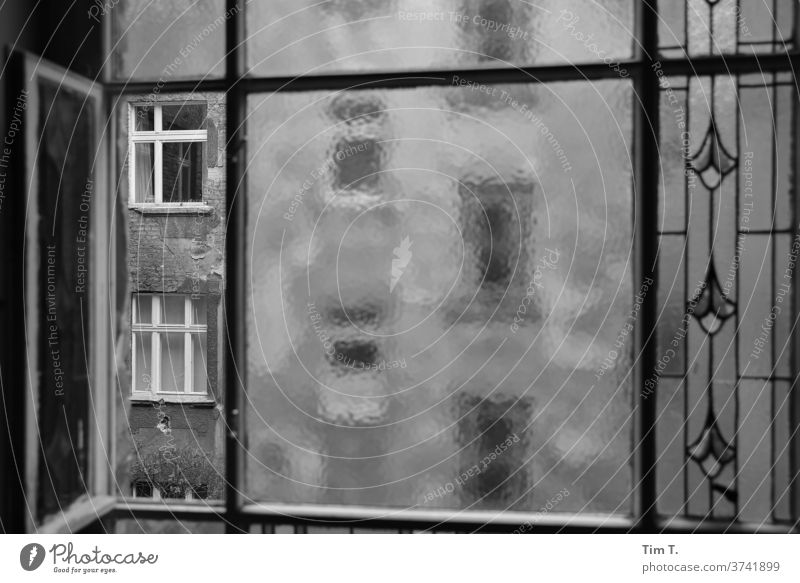 Fenster zum Hof Berlin Hinterhof Haus Fassade Stadt Menschenleer Stadtzentrum Altbau Tag Außenaufnahme Altbauwohnung Bauwerk Vergänglichkeit Zeit