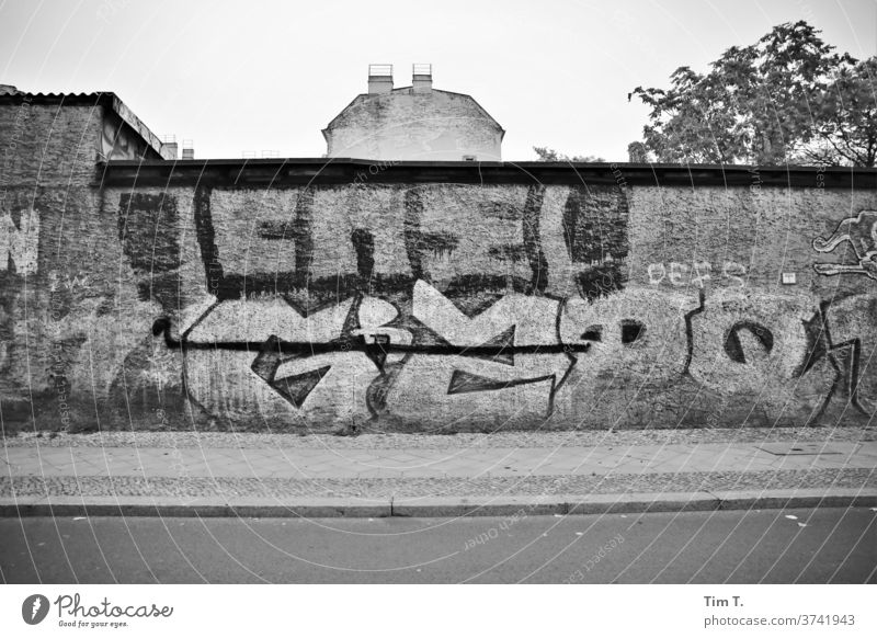 Berlin Lichtenberg ist noch besonders Graffiti Schwarzweißfoto Stadt Außenaufnahme Hauptstadt Tag Menschenleer Stadtzentrum Altstadt Haus Altbau Gebäude