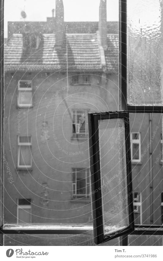 Fenster zum Hof Berlin Architektur Haus Fassade Gebäude Stadt Menschenleer Hauptstadt Stadtzentrum Tag Verfall Altbau Vergangenheit Altbauwohnung Hinterhof