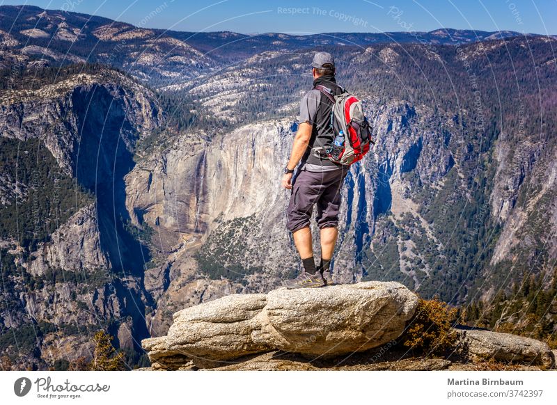 Rucksacktour im Yosemite-Nationalpark, Mann genießt die Aussicht Wanderung yosemite Rucksacktourismus Aussichtspunkt Urlaub Kaukasier Gletscherspitze