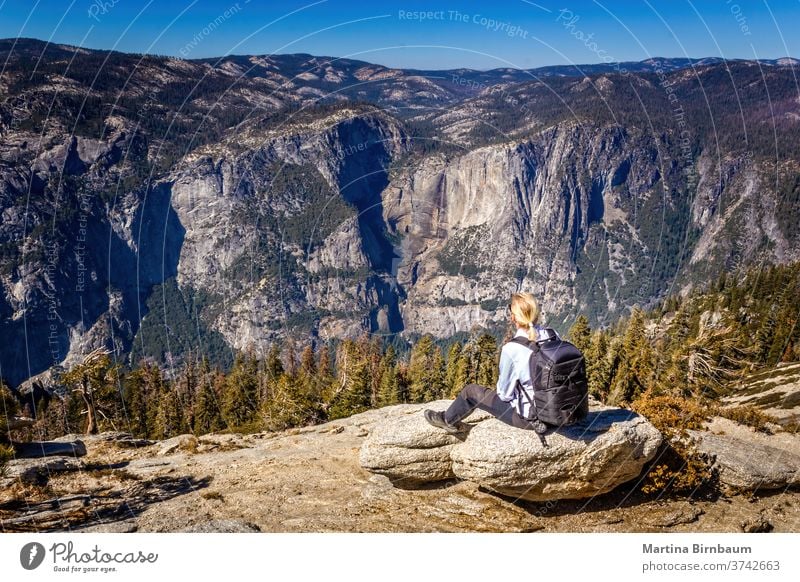 Rucksacktour im Yosemite-Nationalpark, Frau genießt die Aussicht Wanderung yosemite Rucksacktourismus Aussichtspunkt Urlaub Kaukasier Gletscherspitze