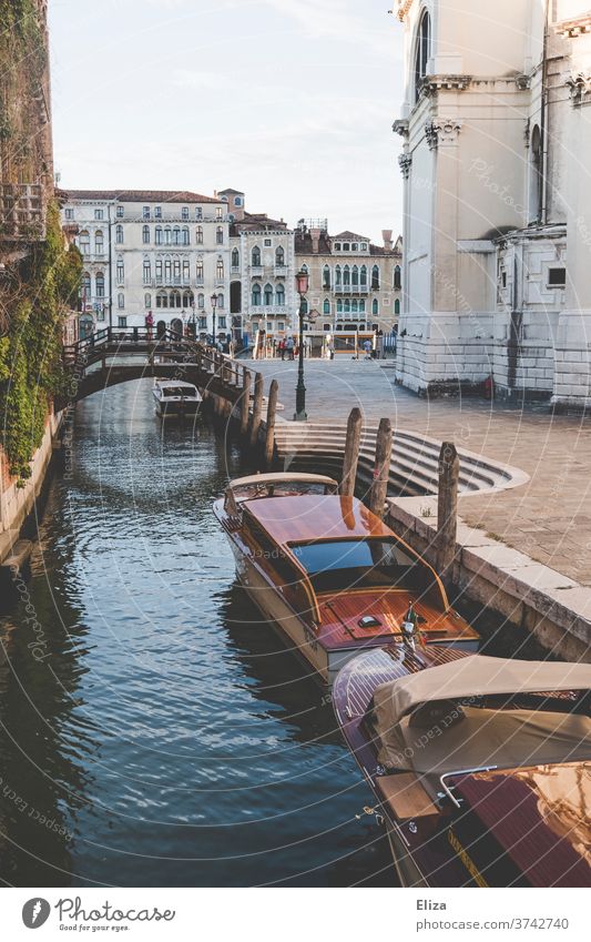 Ein Kanal mit Booten und einer brücke in Venedig Brücke Stadt Altstadt Italien Wasser Wasserfahrzeug Hafenstadt Sehenswürdigkeit