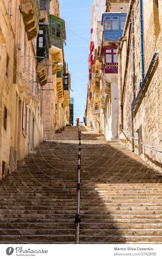 Straße von Valleta, der Hauptstadt von Malta. Stadtbild an einem sonnigen Tag. Architektur Bucht blau Gebäude Kapital Kathedrale Kirche Großstadt Dom Europa