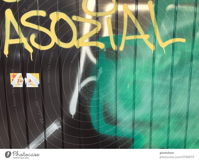 Asozial steht auf einem Garagentor. Graffiti. Gesellschaftskritik schmiererei aussage gesellschaftskritik Schriftzeichen illegal Text Buchstaben Wort Egoismus