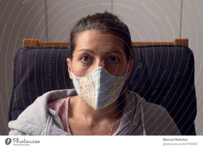 Frau mit Gesichtsmaske zu Hause Coronavirus Virus Mundschutz medizinisch Schutz Korona Infektion schützend Gesundheit Prävention Seuche Grippe Medizin Krankheit