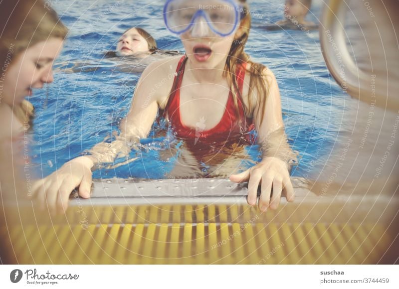 kind mit taucherbrille am beckenrand eines schwimmbades Kind Mädchen Beckenrand Schwimmbad nass Wasser schwimmen Schwimmunterricht tauchen Schwimmen & Baden
