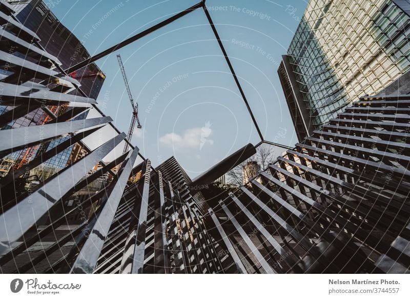 Aufnahme einer geometrischen Architektur. Blick auf einen Platz, den Himmel und Gebäude. Design Struktur Licht Stahl blau modern Quadrat Straße Treppenhaus