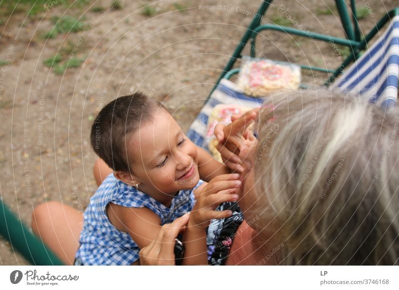 reife Frau, die ein Baby im Arm hält, spielt und lacht Kindererziehung Blick Porträt Außenaufnahme Mitteilung lustig Selbstständigkeit Kontakt Frieden Erfahrung