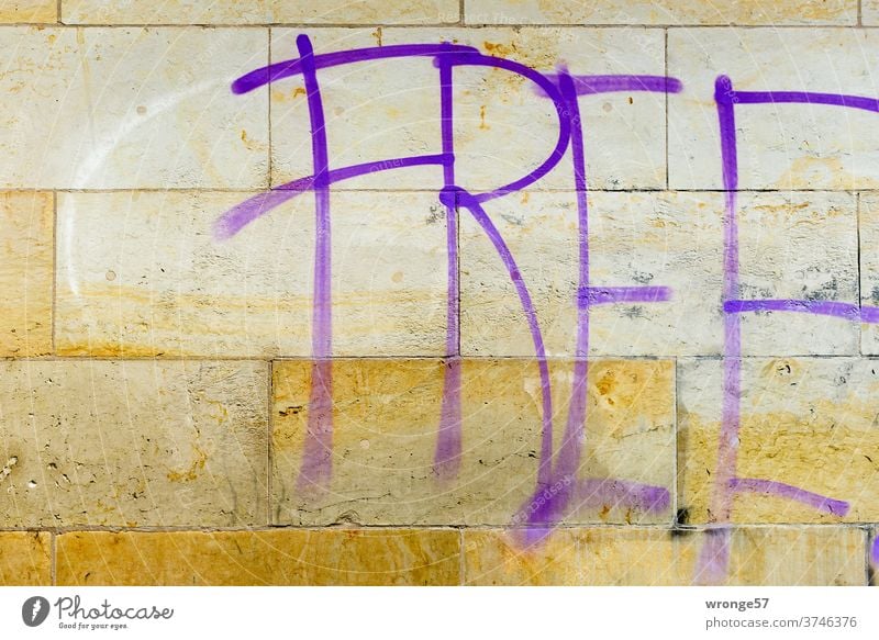 FREE mit lila Farbe auf eine Wand gesprüht Free frei Tag der Deutschen Einheit Lila Farbe Graffito sprühen sprayen Außenaufnahme Farbfoto Mauer Graffiti