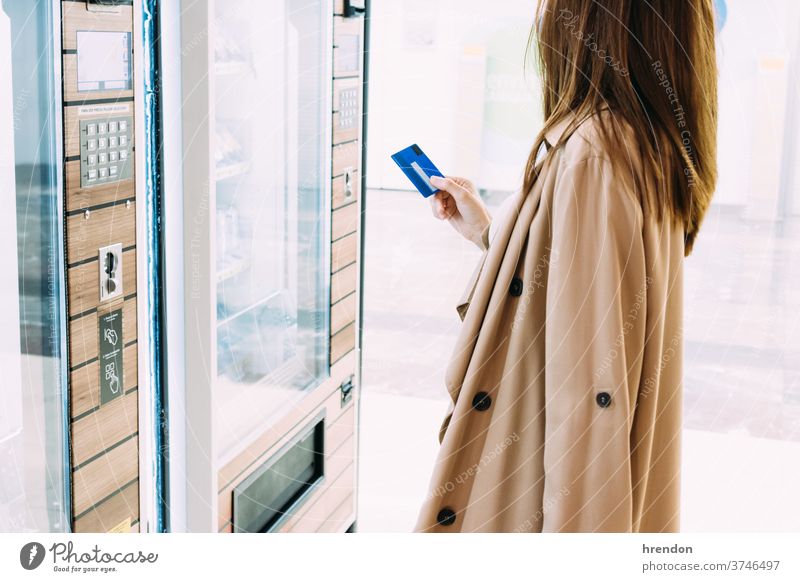 Frau benutzt ihre Kreditkarte, um am Automaten zu bezahlen Tourist reisend Reise Wirtschaft Virus Coronavirus Seuche Pandemie Mundschutz Schutz Ausbruch