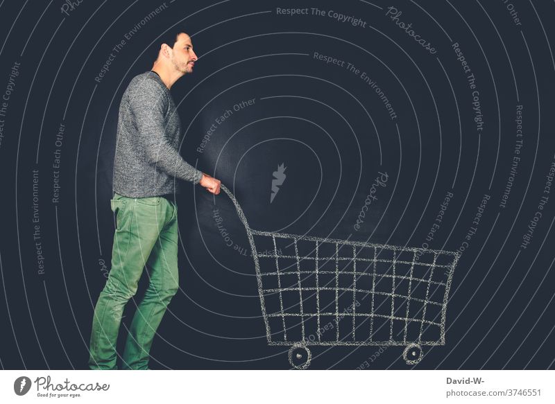 Mann schiebt Einkaufswagen | dynamisch Einkaufen Ladengeschäft shoppen Kunde Verbraucher Einzelhandel Konsum kreativ