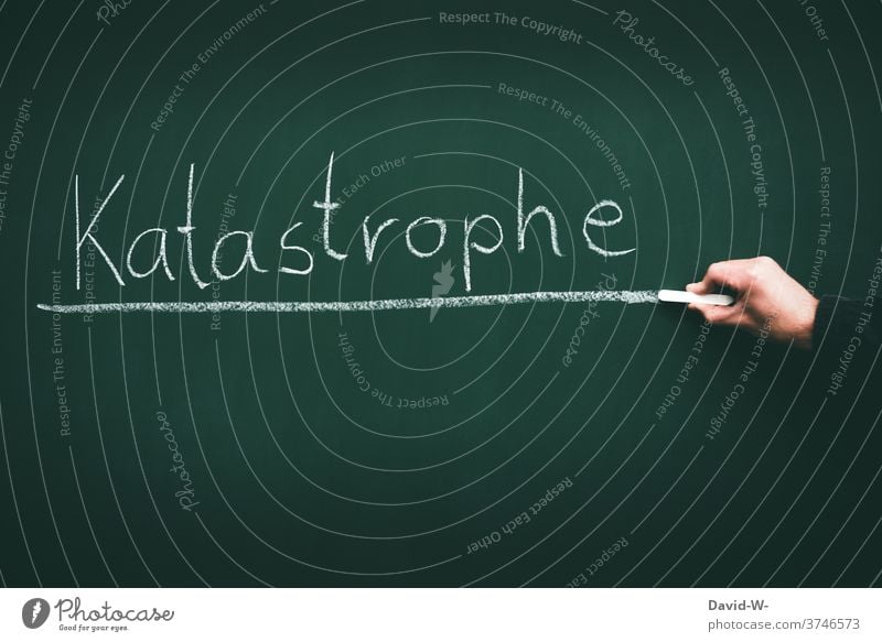 Katastrophe - Wort auf einer Tafel Kreide unterstreichen Hand unterstrichen Mann Katastrophenschutz
