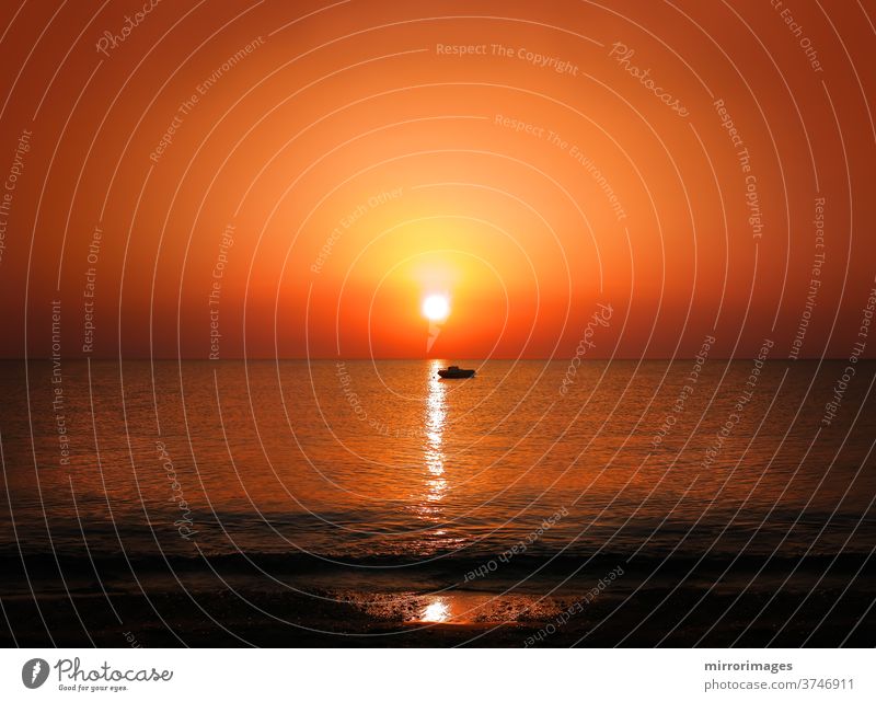 Sonnenaufgang Sonnenuntergang goldenes Sonnenlicht Meereshorizont mit Motorboot-Silhouette Küstenlinie Sonnenuntergang Meer Küstenlandschaft Sonnenstrahlen
