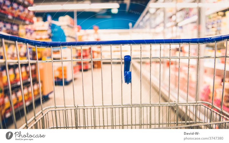 Einkaufswagen im Supermarkt zwischen Regalen mit Lebenmitteln einkaufen Lebensmitteln Geschäft Kunde Verbraucher Ladengeschäft Leere leer