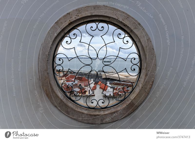Durch das runde Fenster sieht man auf die Dächer Lissabons und den Tejo Öffnung Muster Aussicht Schiff Ausblick Altstadt Anhöhe Bairro Alto Oberstadt Himmel
